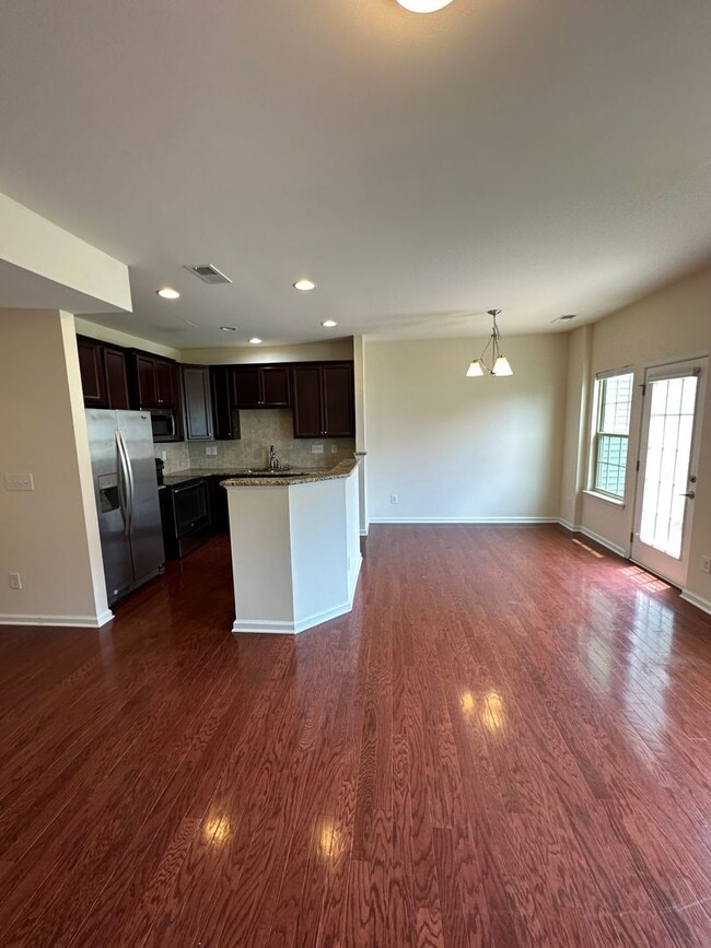 Building Photo - Townhome in Edison Square
