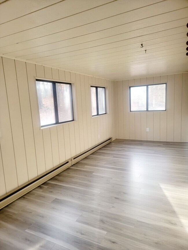Building Photo - Cute and Cozy 3 Bedroom House with Extra Room!