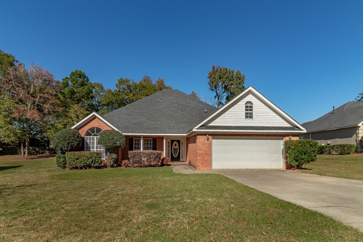 Foto principal - Beautiful 4 Bedroom, 2 Bath home with Large Yard