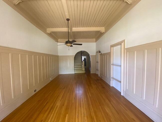 Building Photo - Special half off first full months rent !!...