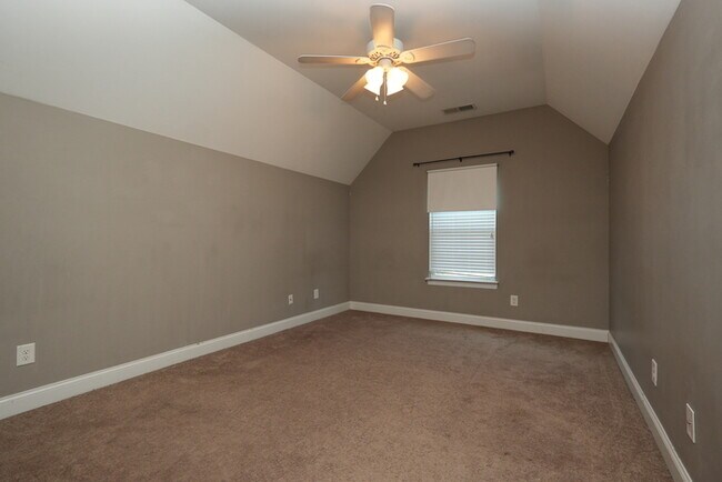 Building Photo - Charming 3-Bed, 3.5-Bath Home in a Peacefu...