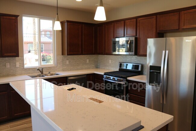 Foto del edificio - 52258 Rosewood Ln