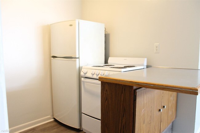 Building Photo - 1 br, 1 bath Apartment - 200 W. Marshall St.