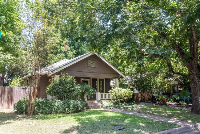 Building Photo - Adorable Hyde Park Property on Corner Lot