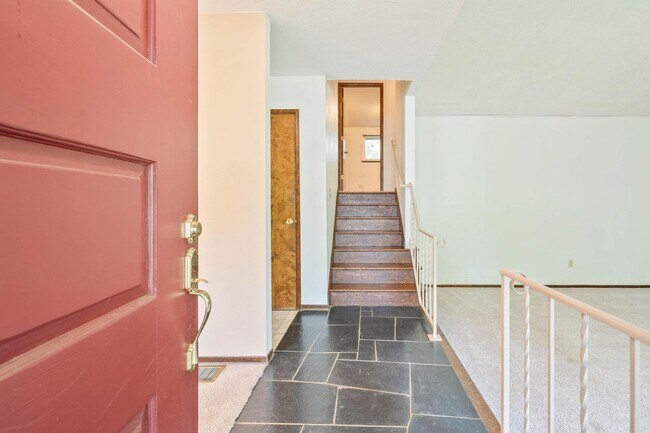 Foto del edificio - Spacious, well-cared for 4-bdrm/3-bath split-level—Family/laundry rooms, backyard, garage