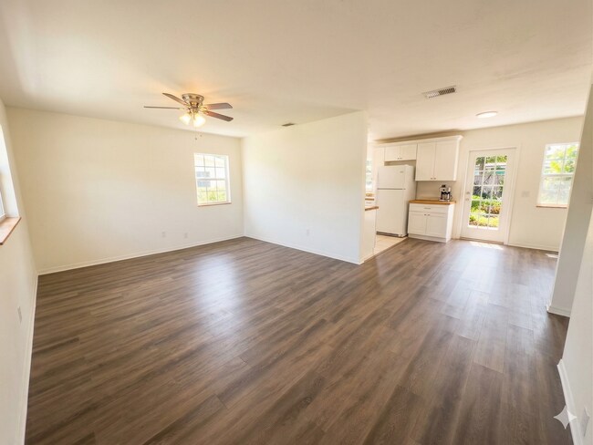 Foto del edificio - Newly Remodeled 3BR Home in Coquina Key – Large Yard with Dual Side Access