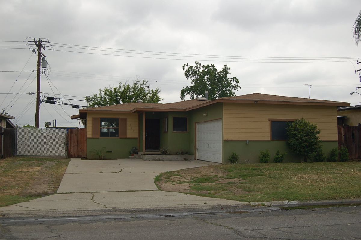 Foto principal - 251 E Ramona Dr