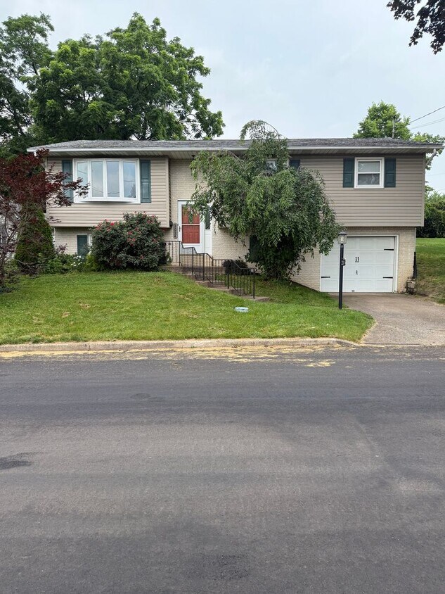 Foto principal - 3 Bedroom Home in Camp Hill