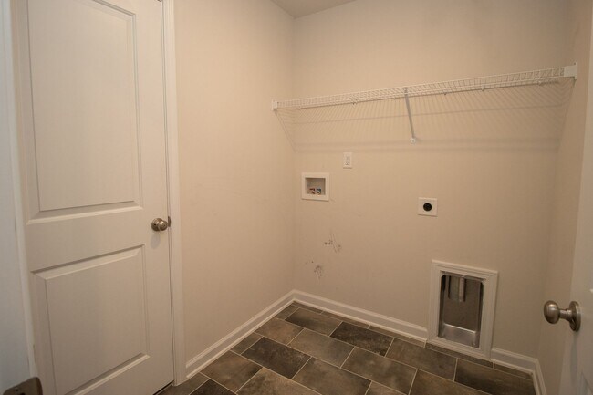 Foto del edificio - Gorgeous 3 Bedroom, 2 Bath - Available Mid...
