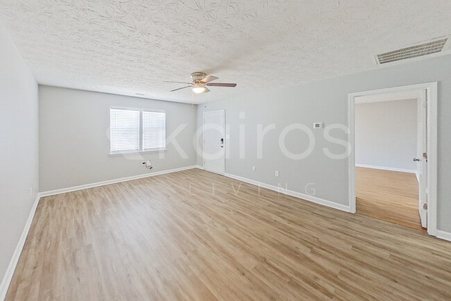 Building Photo - 370 Deer Park Dr