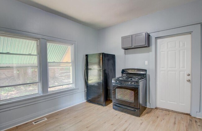 Foto del edificio - 2315 Industrial Blvd