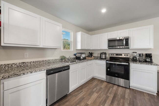 Foto del edificio - Modern Spacious 5-Bedroom Home Built in 2023