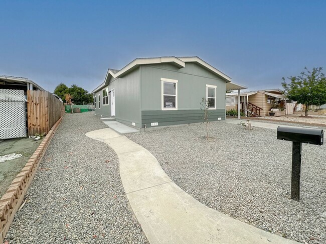 Building Photo - ~RARE FIND~ 55+ 3 BEDROOM HOME IN THE EXCL...