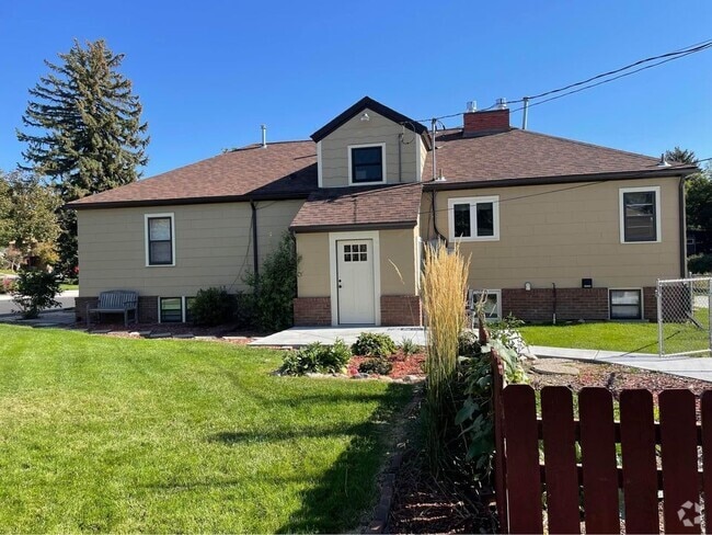 Building Photo - 2614 Highwood Dr