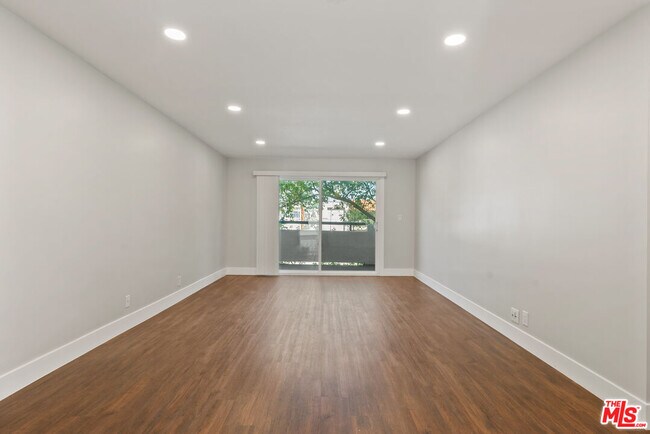 Building Photo - 16550 Vanowen St