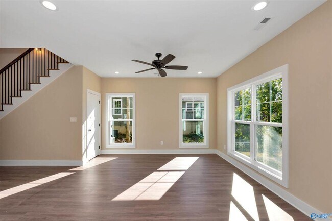 Building Photo - 2700 Woodview Dr SE
