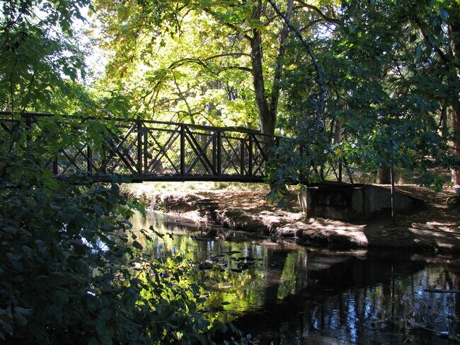 Foto del edificio - One Bedroom Apartment by Bush Park