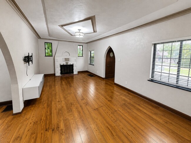 Building Photo - 823 Overlook Ave