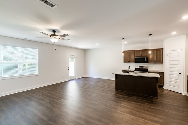 Foto del edificio - MOVE IN READY -3 Bed, 2.5 Bath 1 car garag...