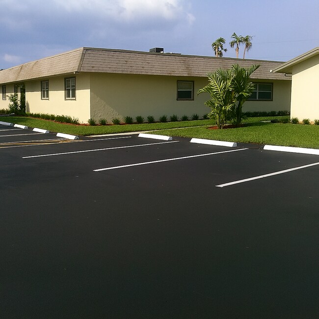 Foto del edificio - Sunset Lake Apartments - 481 Banks Rd Marg...