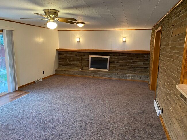 Large Family room at back of house - 537 Watson St