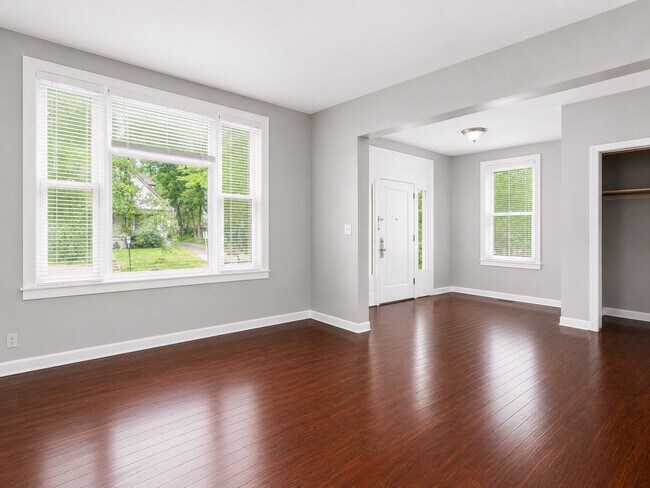 Building Photo - 227 E Northwood Ave