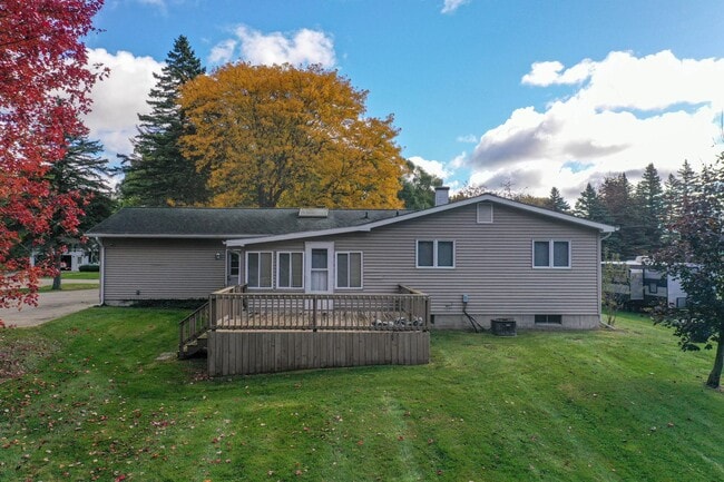 Building Photo - Spacious Ranch with Over 2,200 Finished Sq...