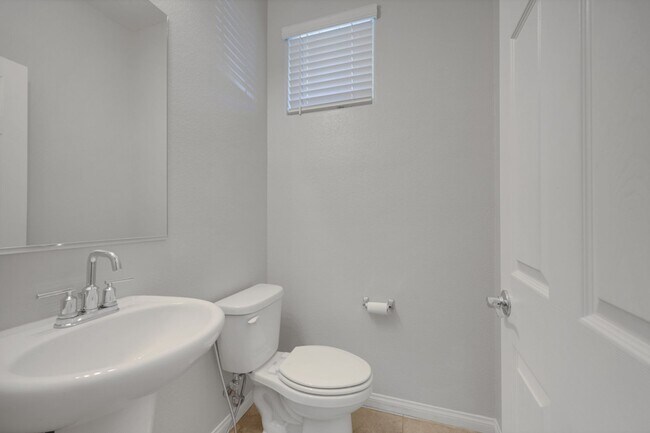 Foto del edificio - Large 4 bedroom home