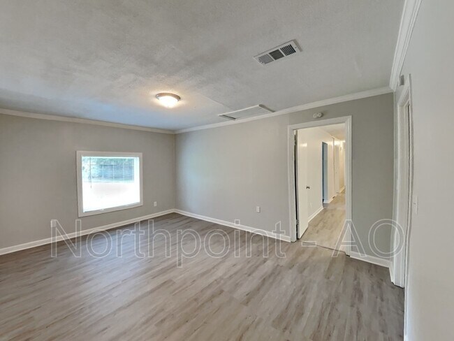 Building Photo - 2938 Woodfield Dr