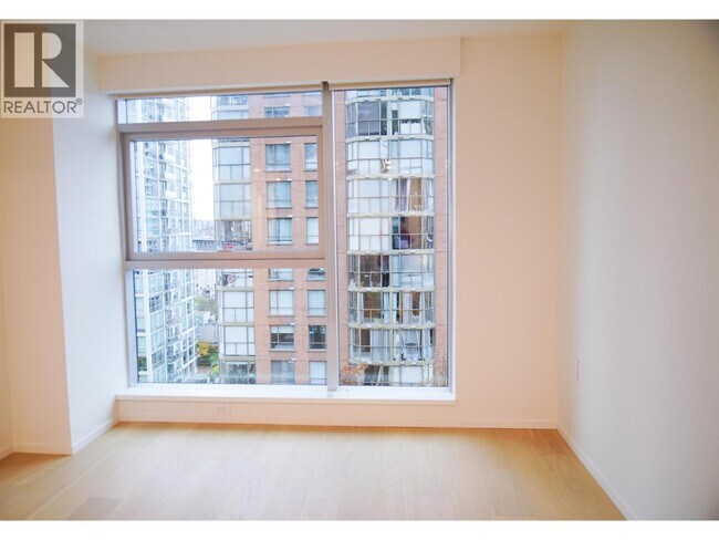 Building Photo - 889 Pacific St