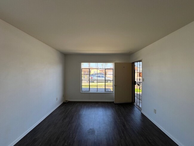 Building Photo - 864 Riverlawn Ave