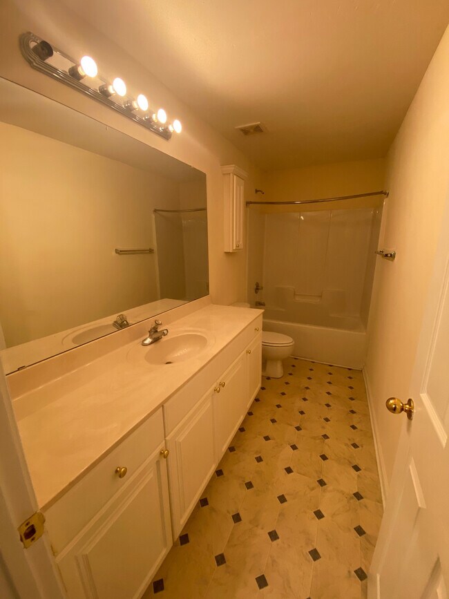Foto del edificio - 1725 Summerwoods Ln