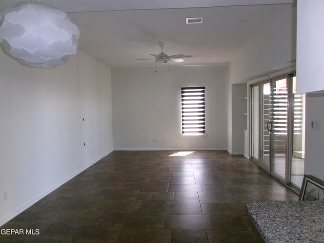 Foto del edificio - 4200 Camelot Heights Dr