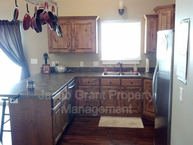 Building Photo - 1422 Falcon Dr