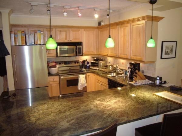 Primary Photo - 143 Pinckney St