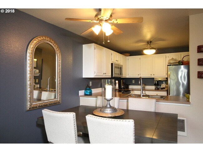 Foto del edificio - Ground Level 2 Bedroom 1 Bathroom Condo Ac...