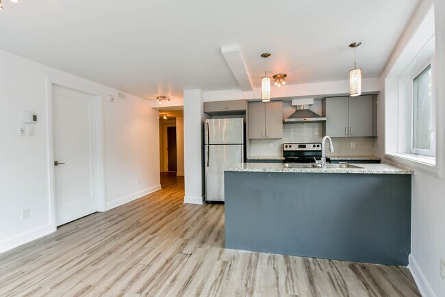 Building Photo - 6600 Av. de Darlington
