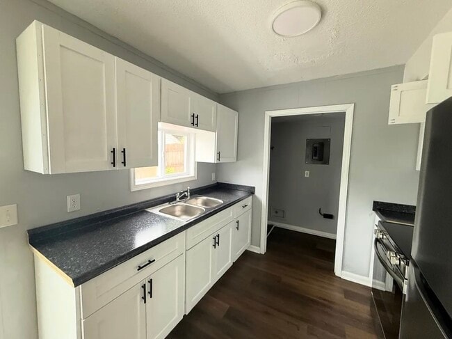 Building Photo - Charlotte's Crossing 74