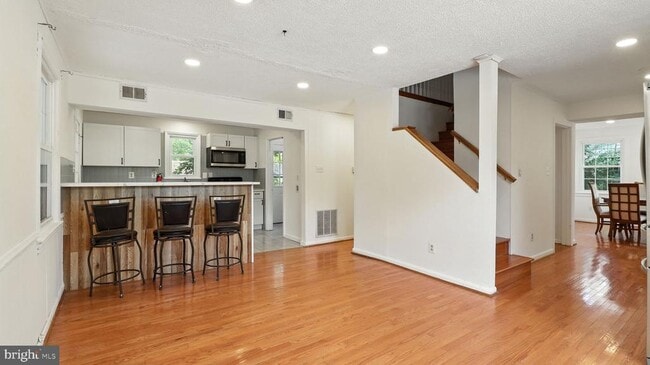 Building Photo - 6911 Arlington Blvd