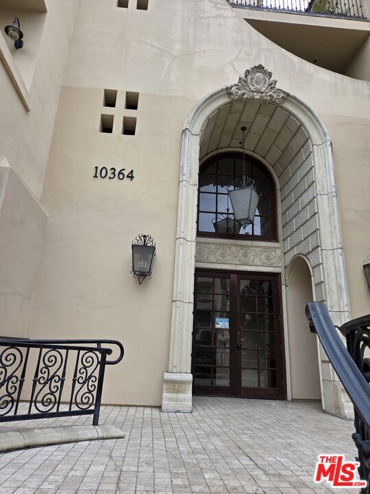 Building Photo - 10364 Almayo Ave