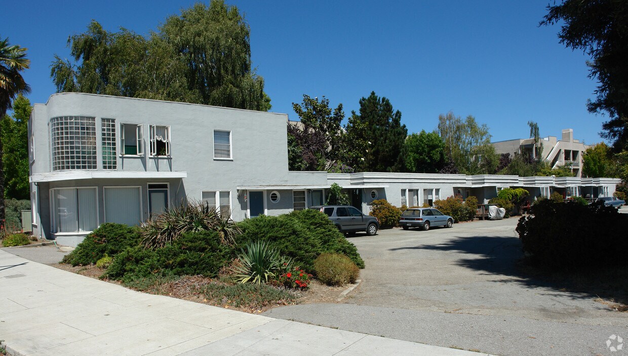 Primary Photo - 240 River Street