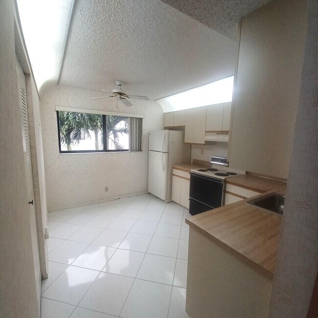 Foto del edificio - 15450 Pembridge Ave