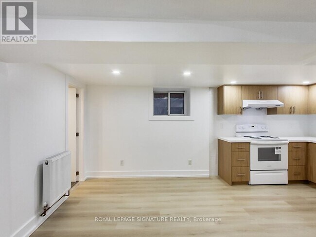 Photo du bâtiment - 896 Bathurst St