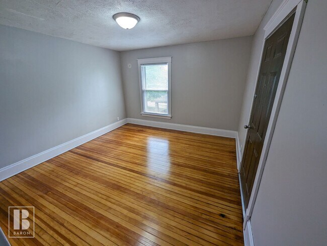 Building Photo - Huge Remodeled 3 Bed 1 Bath near downtown ...