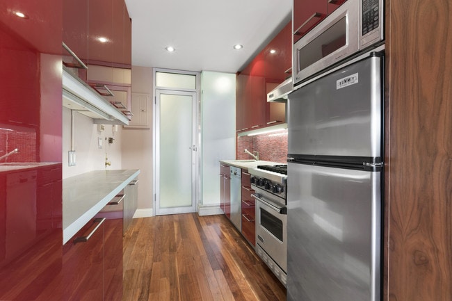 Building Photo - 405 W 48th St