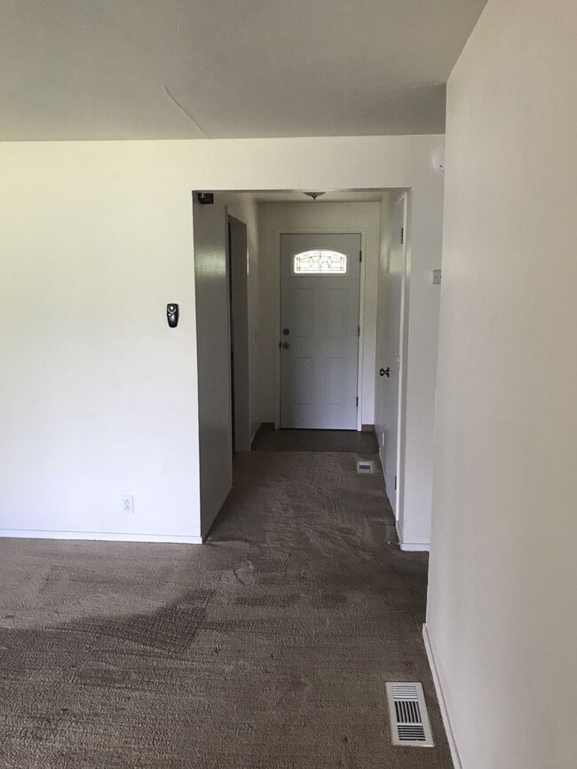 Building Photo - 3BED2BATH - YARD, GARAGE,