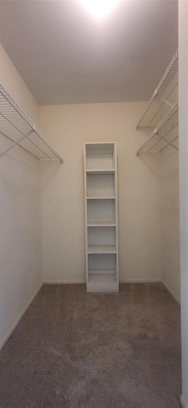 Foto del edificio - 2822 S Bartell Dr