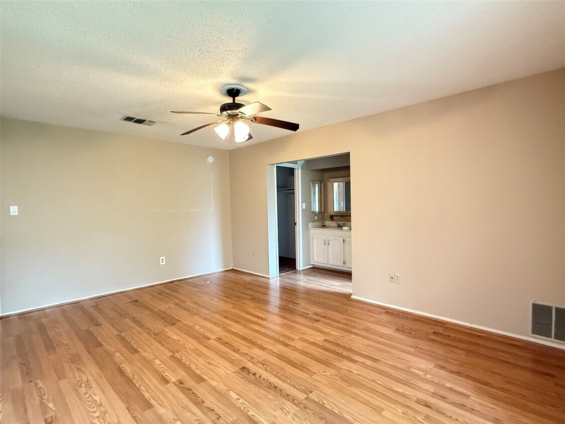 Foto del edificio - 16439 Hickory Knoll Dr
