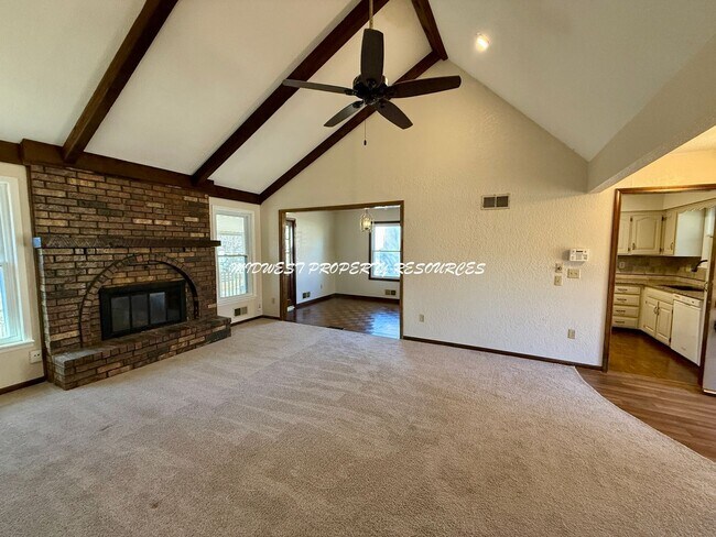 Foto del edificio - Amazing 3 Bedroom Home - Blue Springs Schools!