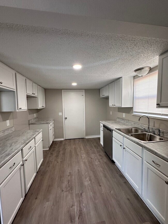 Foto del edificio - 4700 Clendon Way Oklahoma City OK 73135